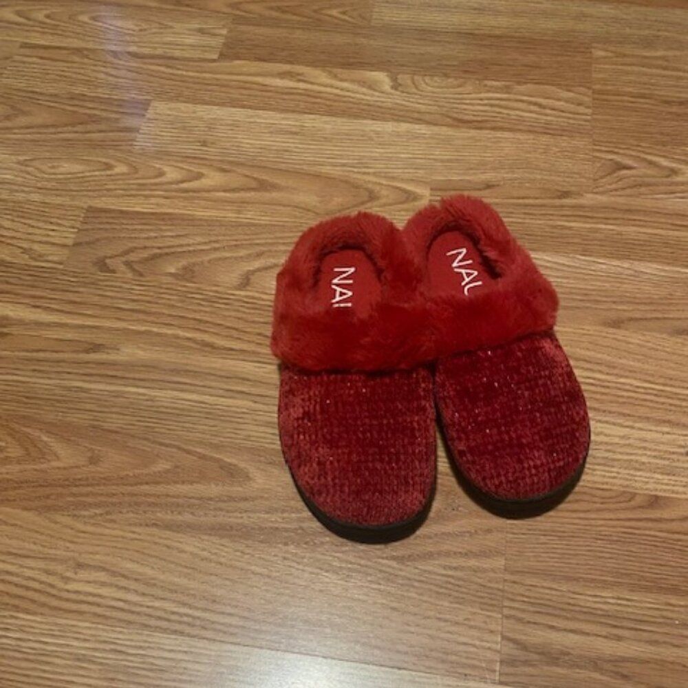 Nautica Fuzzy Red slippers, size 5/6